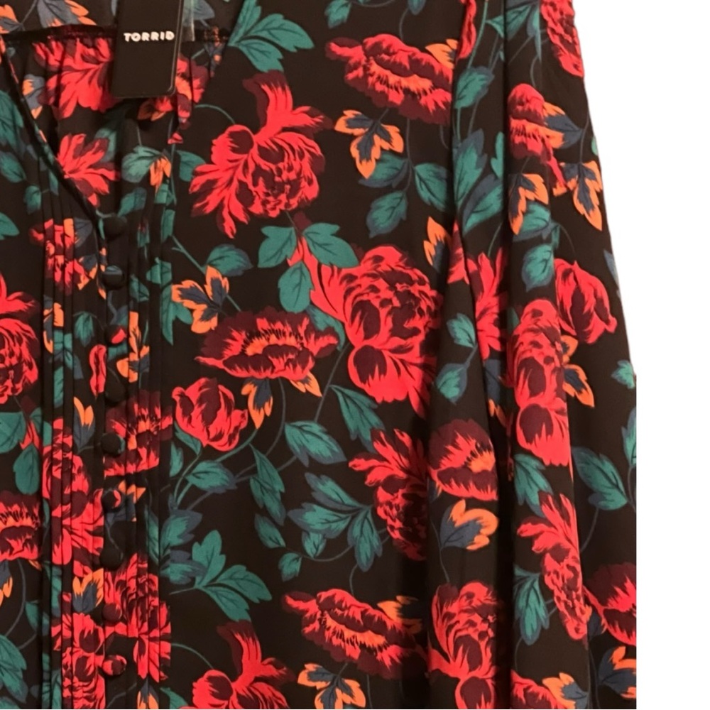 TORRID FLORAL blouse w/ V-neck LOTS of covered buttons, mini pleats front, Sz 2X - Picture 9 of 11